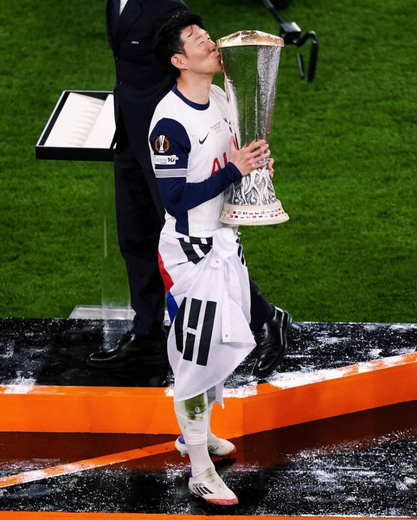 우승-트로피-들어올린-손흥민-인스타